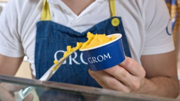 coppetta gelato grom artigianale giallo in primo piano