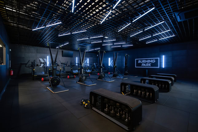 salle de sport futuriste aux led néon