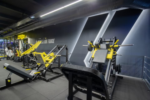 gym industriel moderne aux machines technogym jaunes