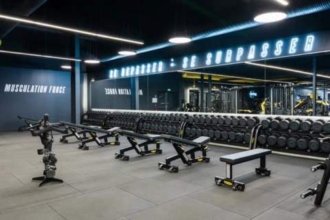 salle de musculation moderne au design industriel