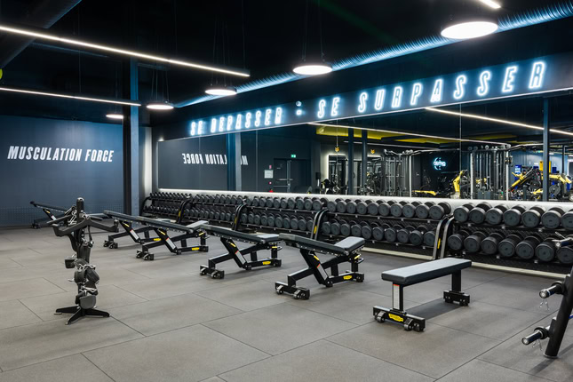 salle de musculation moderne au design industriel