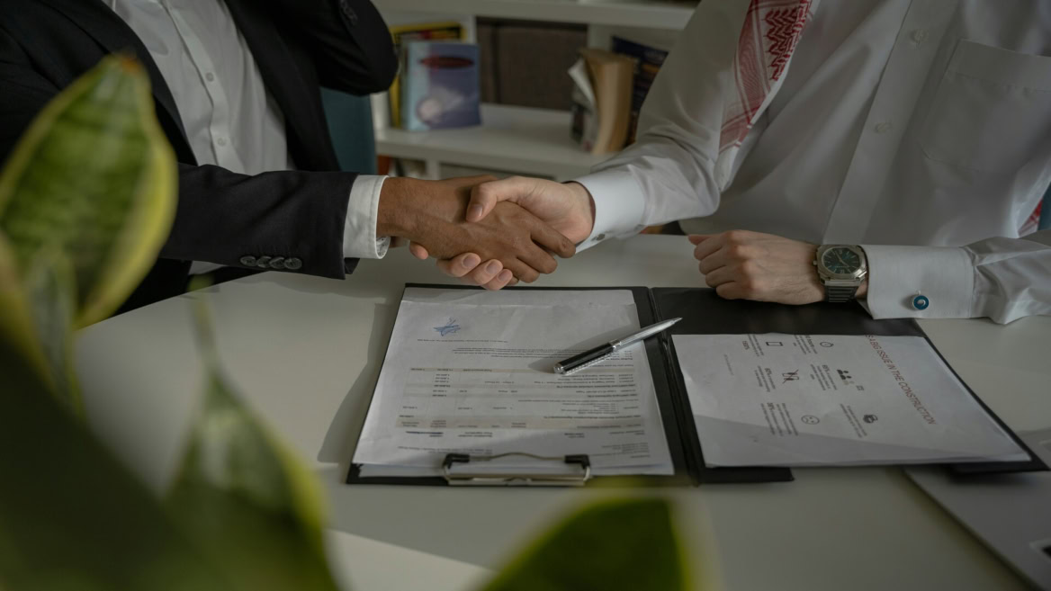 poignée de main et contrat en réunion d’affaires