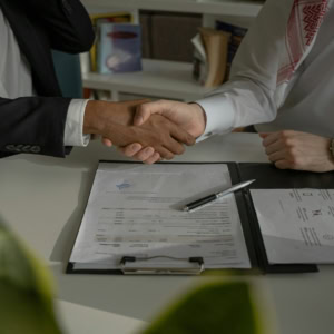 poignée de main et contrat en réunion d’affaires
