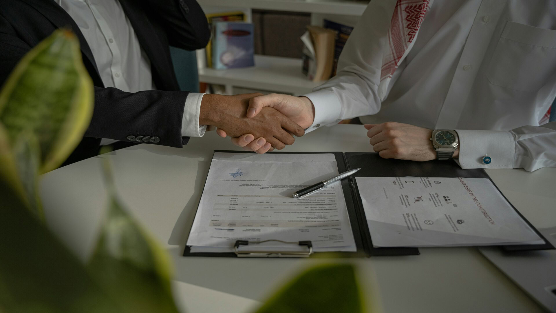 poignée de main et contrat en réunion d’affaires