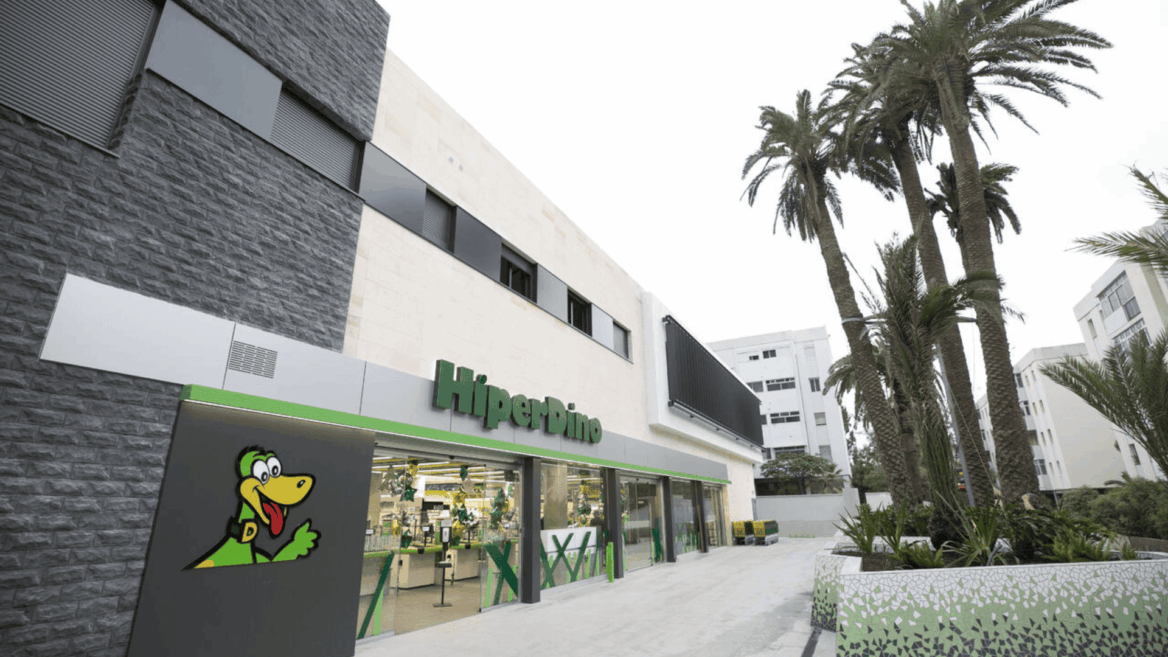 exterior del supermercado hiperdino con palmeras