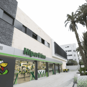 exterior del supermercado hiperdino con palmeras