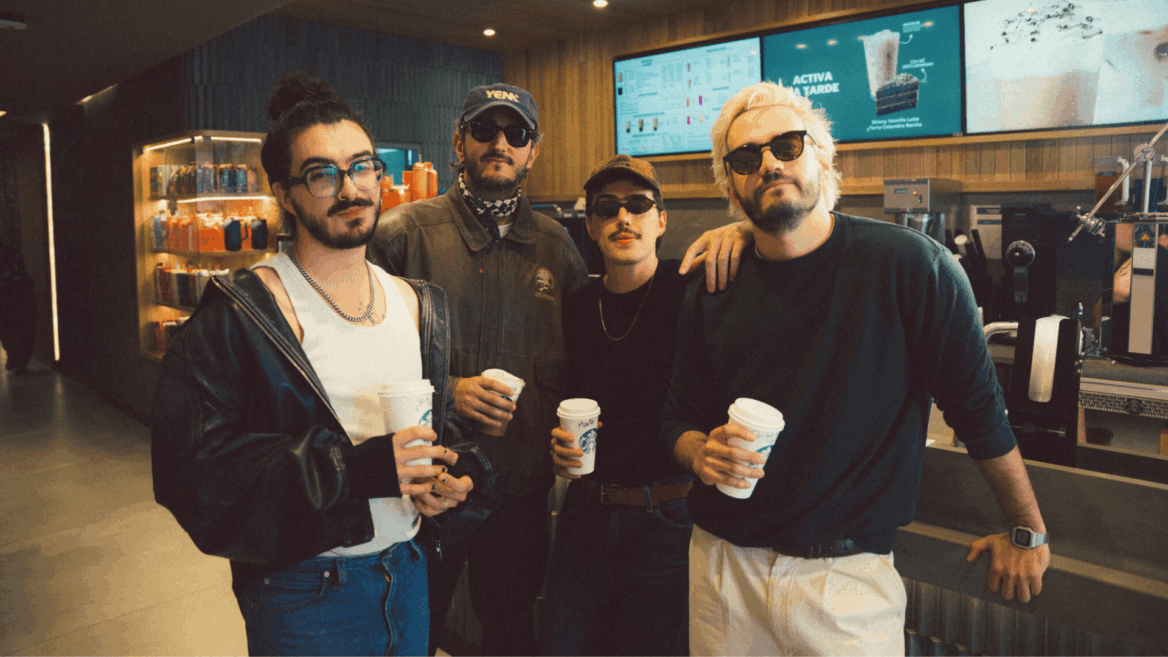 cuatro amigos con café en cafetería moderna