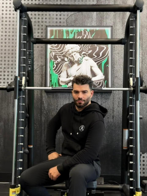 portrait d’homme en salle de sport moderne