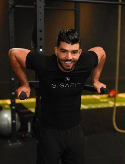 homme musclé sourire en salle de sport moderne