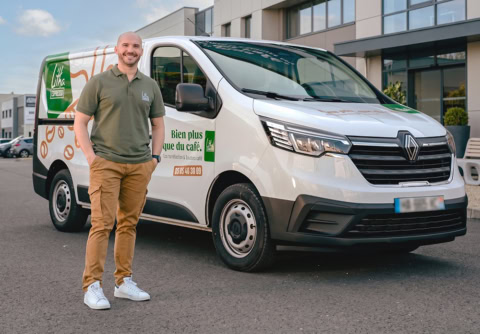 homme souriant devant un van café litha espresso