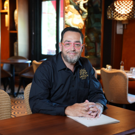 homme interviewé au restaurant garden kitchen