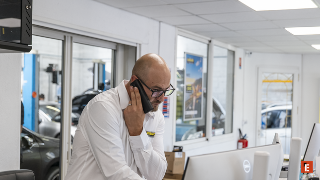 homme en bureau automobile au téléphone