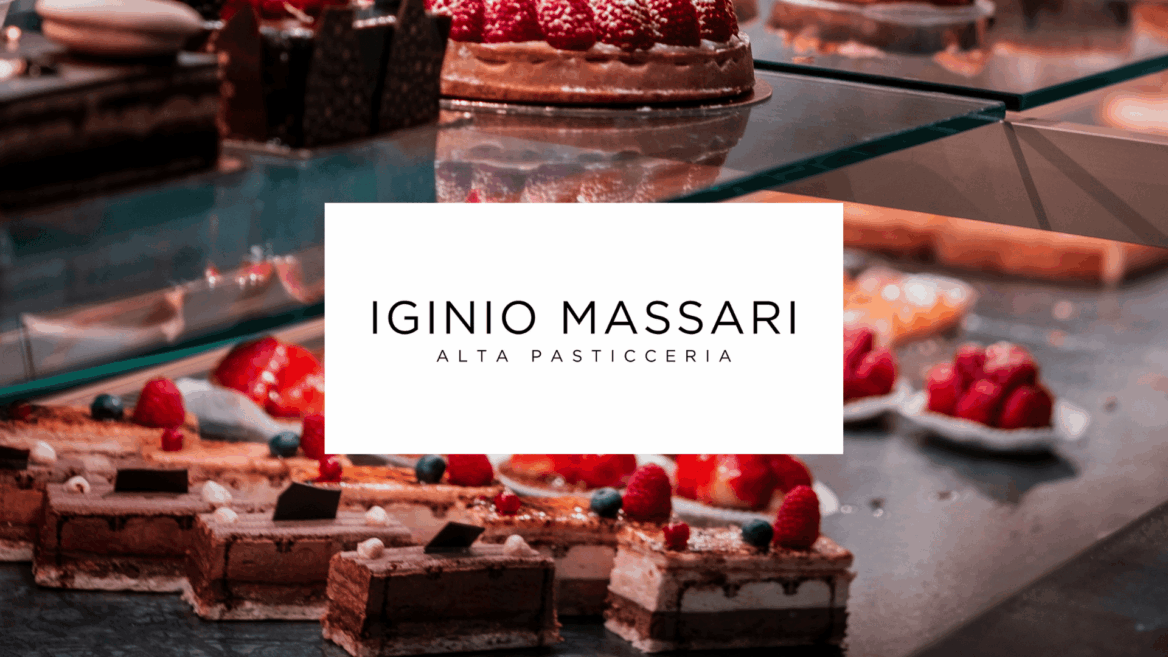 vetrina iginio massari: alta pasticceria con frutti rossi