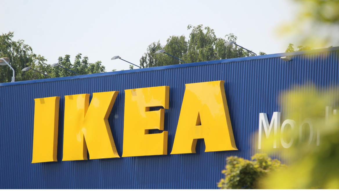 ikea fassade mit gelbem logo auf blauem gebäude