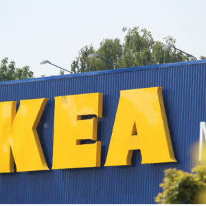ikea fassade mit gelbem logo auf blauem gebäude