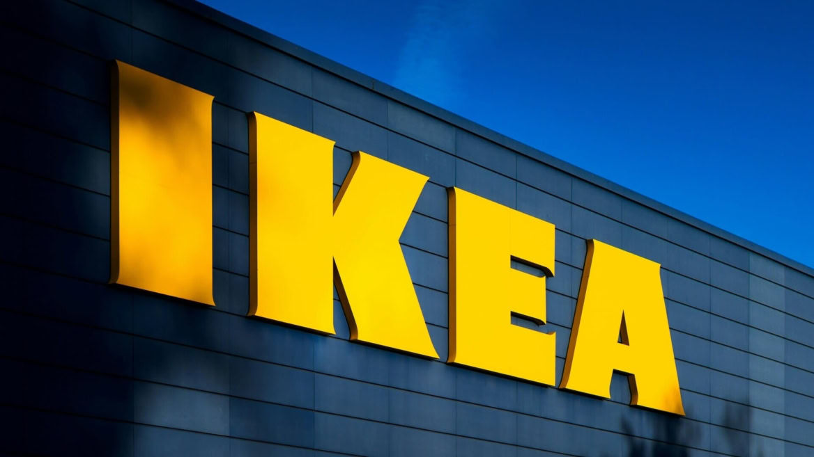 enseigne ikea jaune sur façade moderne avec ciel bleu