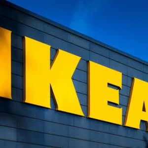 enseigne ikea jaune sur façade moderne avec ciel bleu
