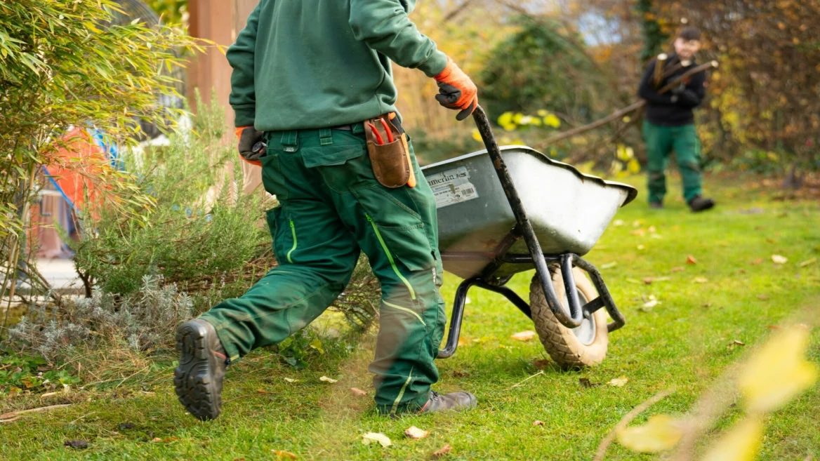 jardinier en action avec une brouette