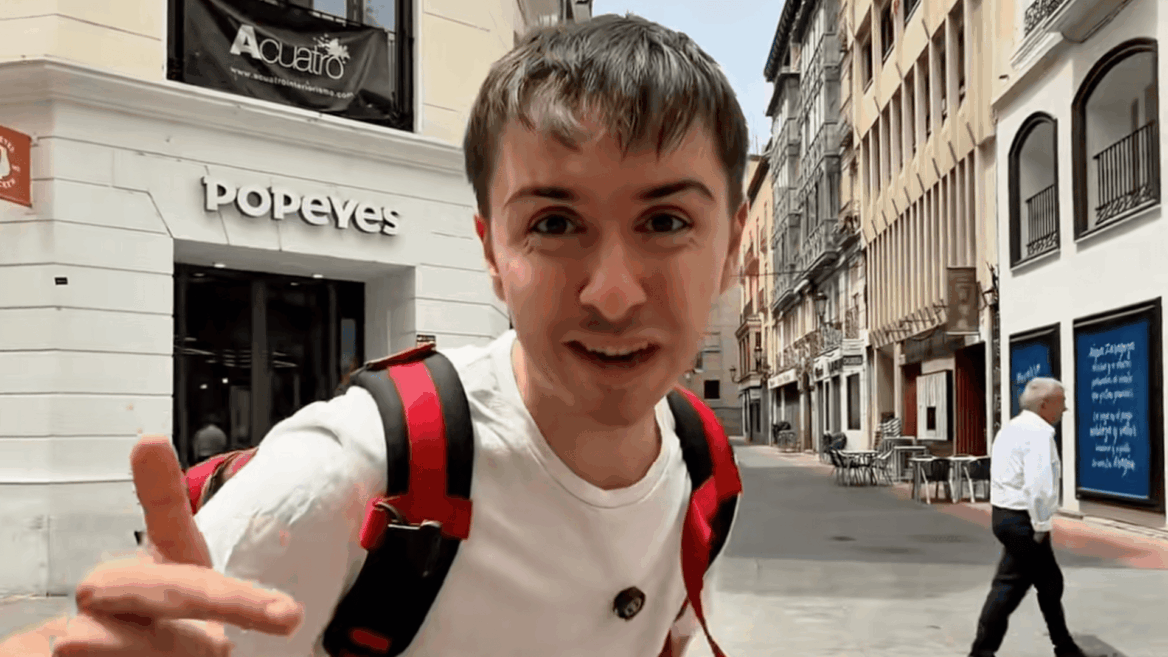 selfie urbain dans une rue européenne