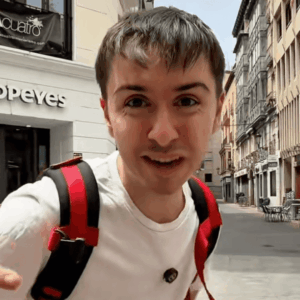 selfie urbain dans une rue européenne