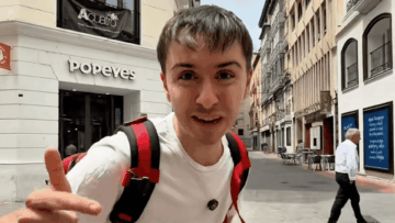selfie urbain dans une rue européenne