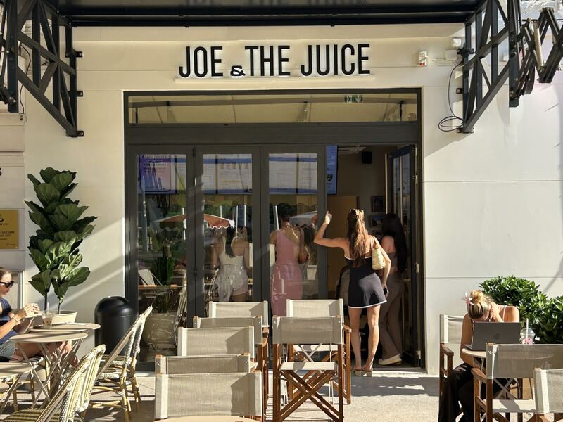 joe & the juice café mit außensitzplätzen