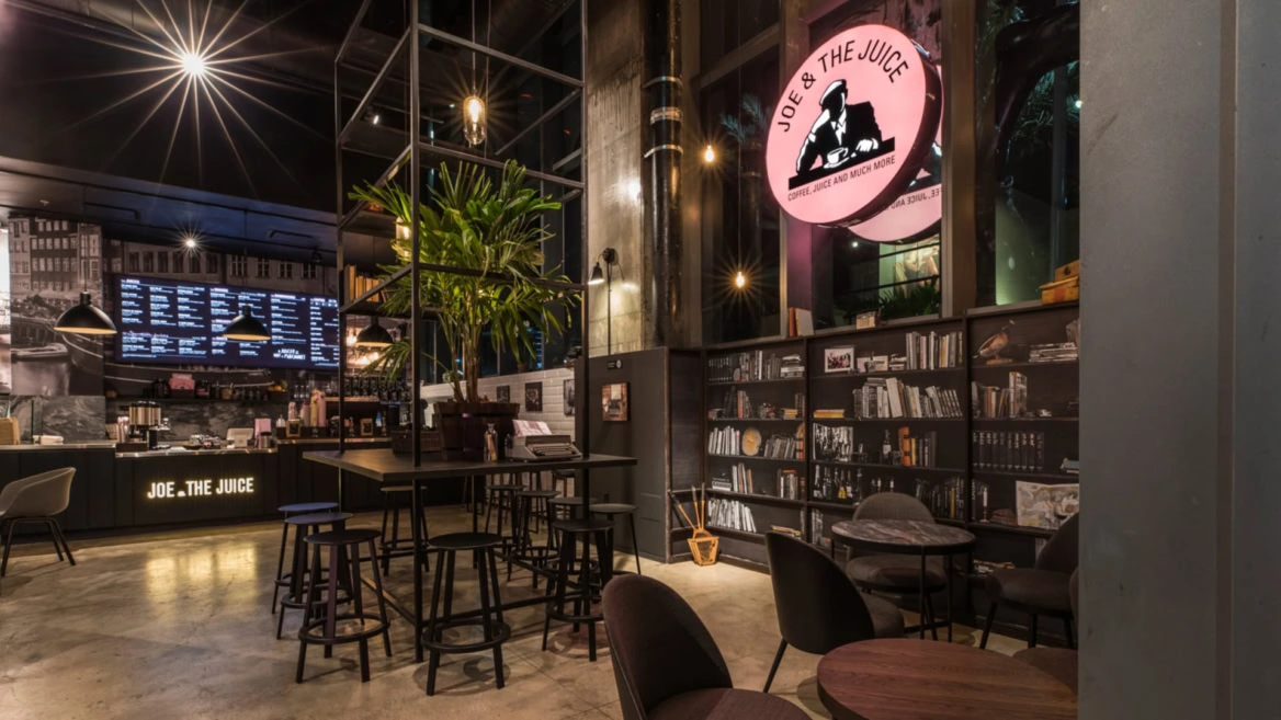 intérieur moderne du café joe & the juice