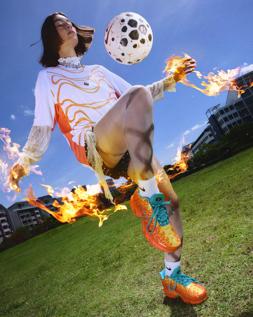 joven freestyler de fútbol en llamas