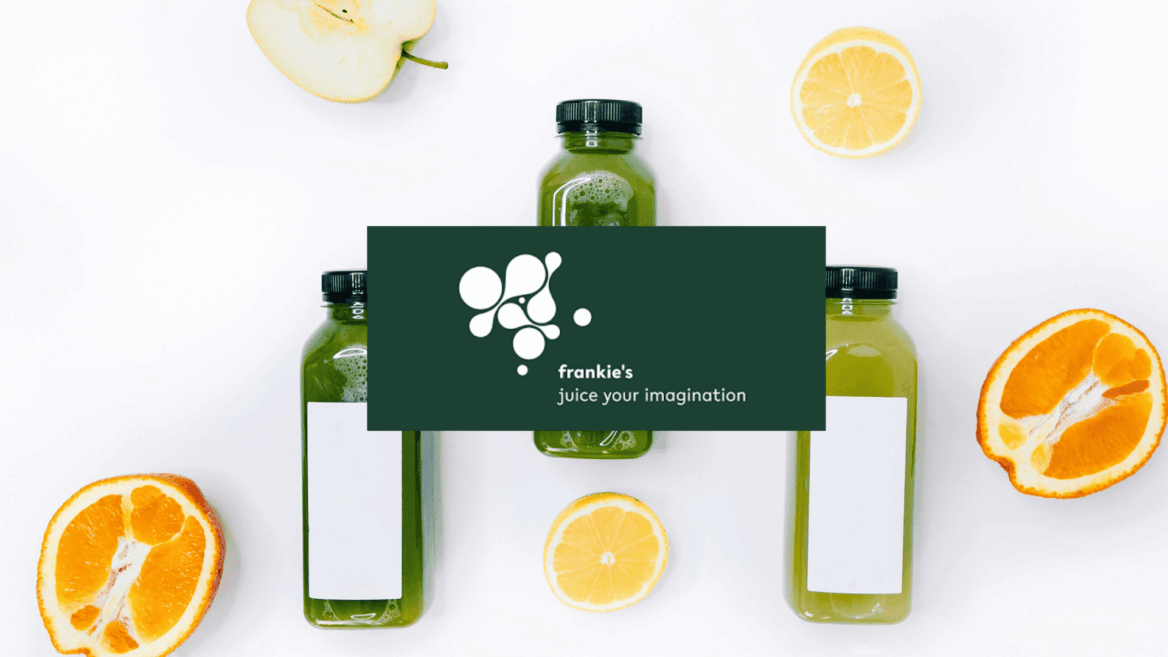 mockup bottiglie di succo frankie’s con agrumi