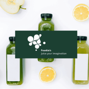 mockup bottiglie di succo frankie’s con agrumi