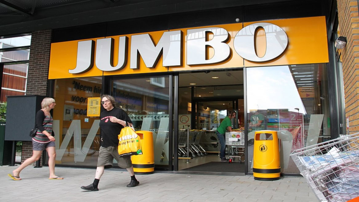 entrée du supermarché jumbo, enseigne orange et clients