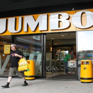 entrée du supermarché jumbo, enseigne orange et clients