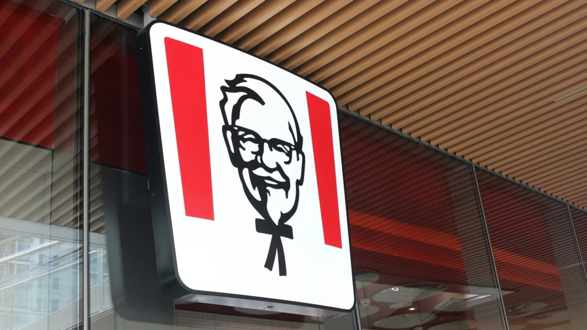 enseigne kfc moderne sur façade vitrée
