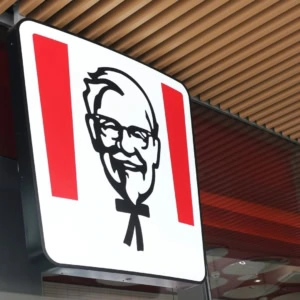 enseigne kfc moderne sur façade vitrée