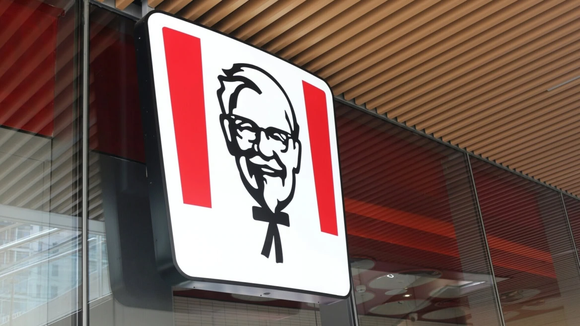 enseigne kfc lumineuse sur façade moderne en verre