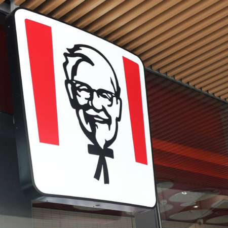 enseigne kfc lumineuse sur façade moderne en verre