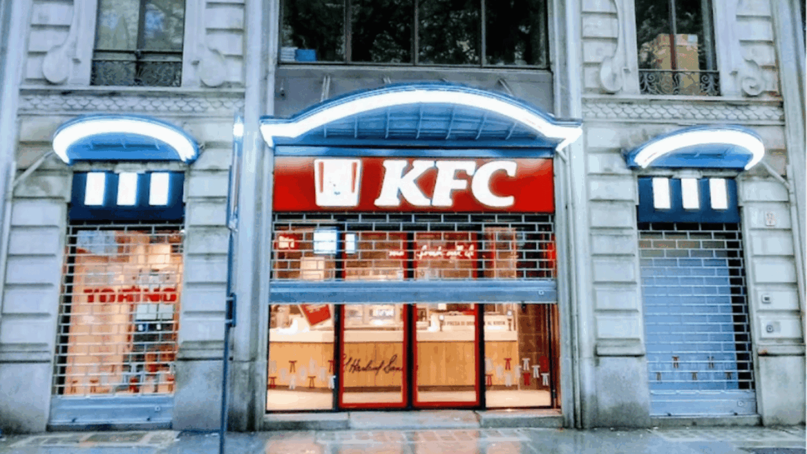 facciata kfc in pietra grigia, insegna rossa