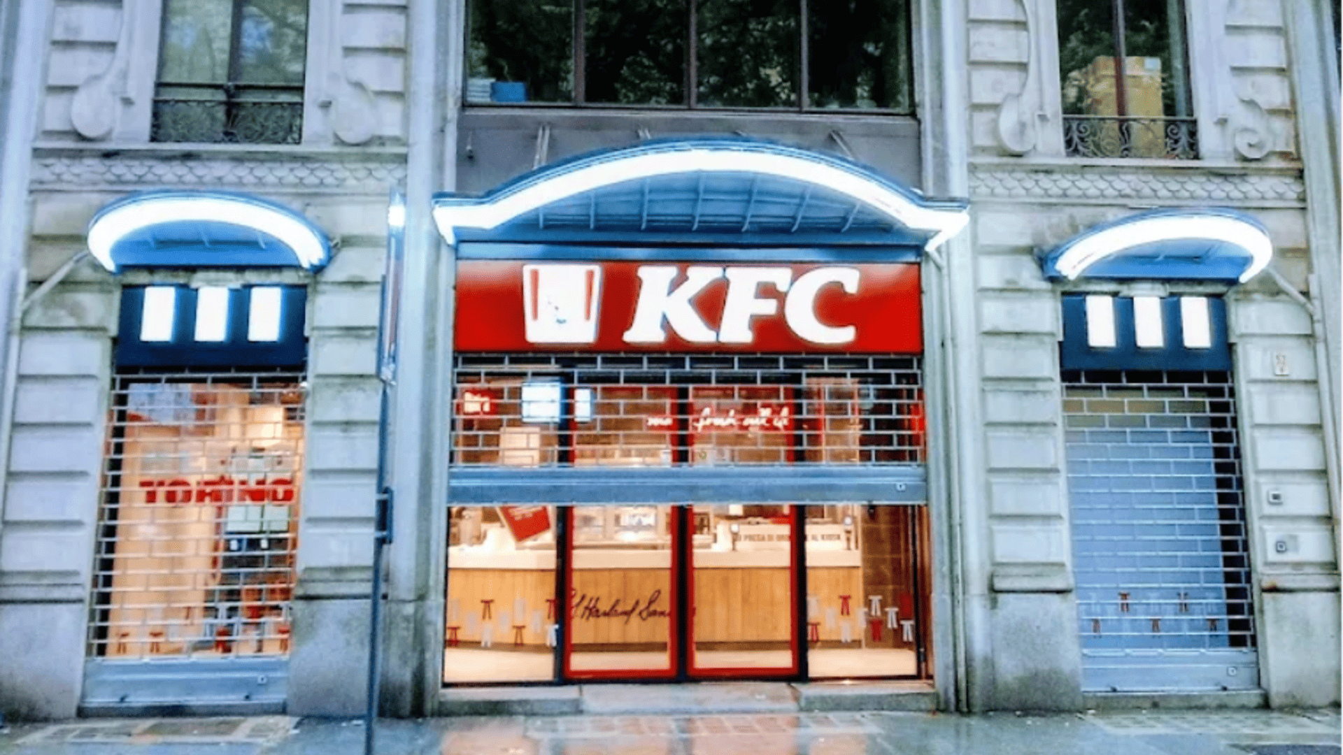 facciata kfc in pietra grigia, insegna rossa