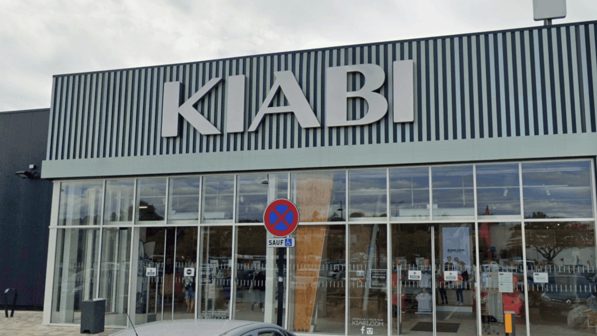 façade moderne du magasin kiabi avec entrée vitrée