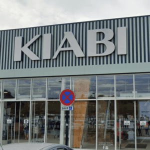 façade moderne du magasin kiabi avec entrée vitrée