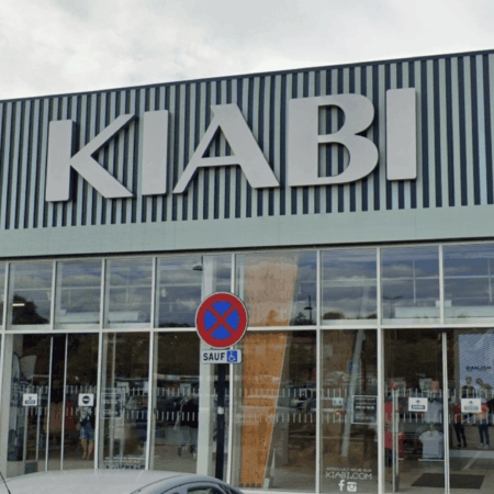 façade moderne du magasin kiabi avec entrée vitrée