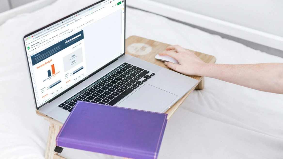 budget mensuel sur portable, télétravail sur lit