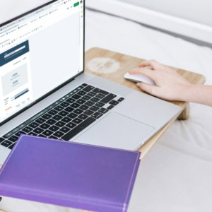 budget mensuel sur portable, télétravail sur lit