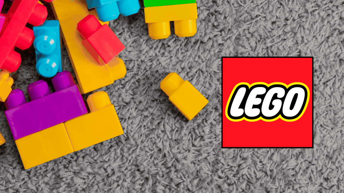 bloques lego de colores sobre alfombra gris