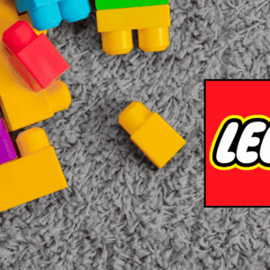 bloques lego de colores sobre alfombra gris