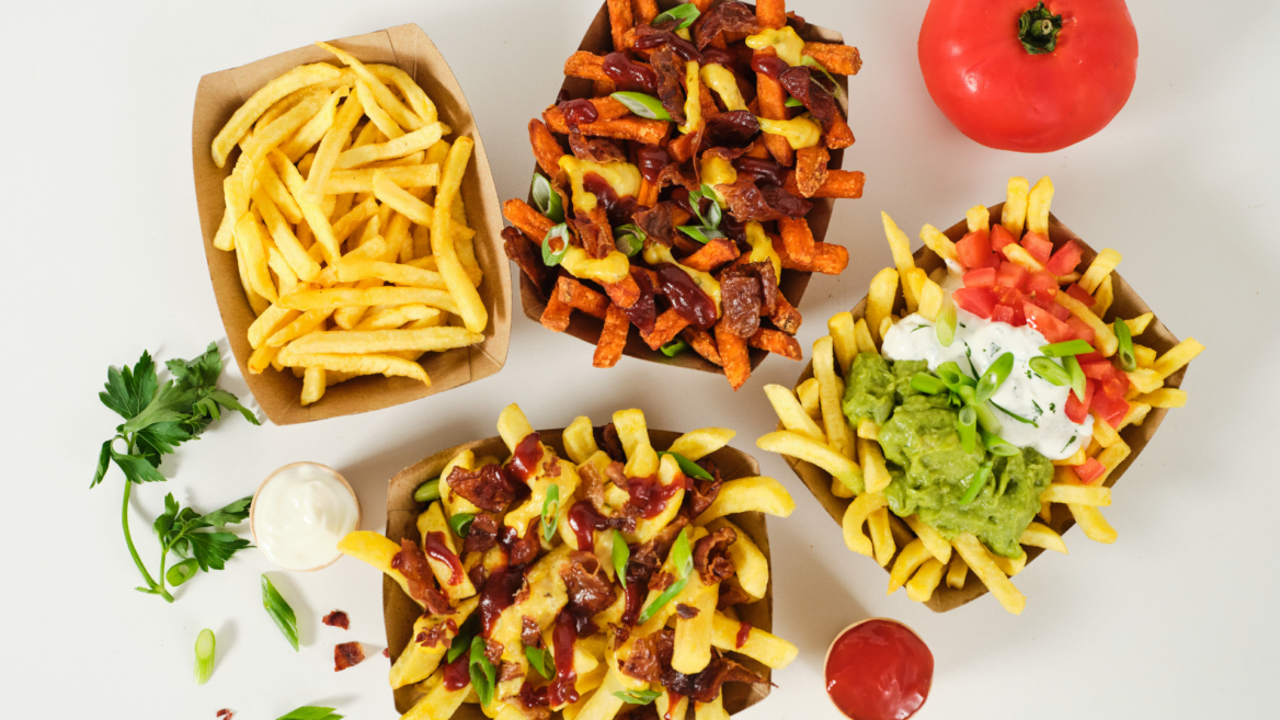 loaded fries flatlay mit käse und guacamole