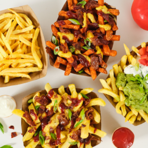 loaded fries flatlay mit käse und guacamole