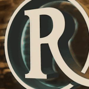 emblema r elegante su medaglione scuro lustrato