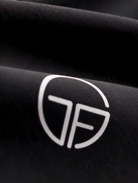 logo monogramme blanc sur fond noir texturé
