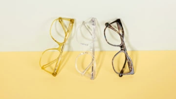 trois paires de lunettes design sur fond pastel